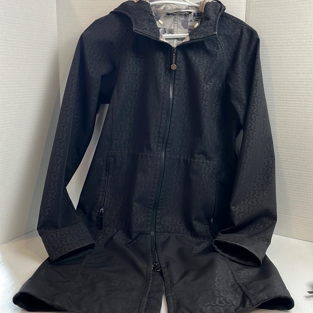 LULULEMON Rain jacket hooded soft shell Sz 6